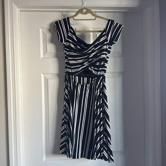 Cap sleeve navy striped dresss - Picture 4 of 4